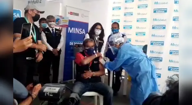 Ministro Óscar Ugarte se vacunó contra el COVID-19 en el vacunatorio Limatambo, en San Borja.