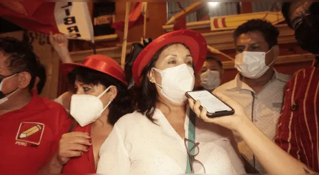 Dina Boluarte cometió infracciones de tránsito. Una de ellas, manejar con el teléfono celular. Dina Boluarte cometió infracciones de tránsito. Una de ellas, manejar con el teléfono celular.