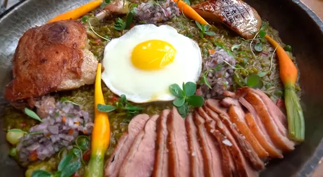 “Usan todo el pato y, además, alcanza para tres personas”, dijo el youtuber al terminar de degustar el plato. “Usan todo el pato y, además, alcanza para tres personas”, dijo el youtuber al terminar de degustar el plato.