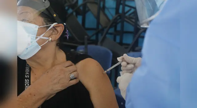 Adulta mayor iba a recibir una vacuna sin dosis por parte de un personal de salud.