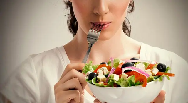 Una dieta rica en grasa saturada puede favorecer la aparición y desarrollo de hipercolesterolemia (exceso de colesterol).