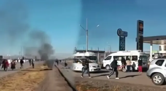 Paro en Juliaca deja vehículos varados en la carretera. Paro en Juliaca deja vehículos varados en la carretera.