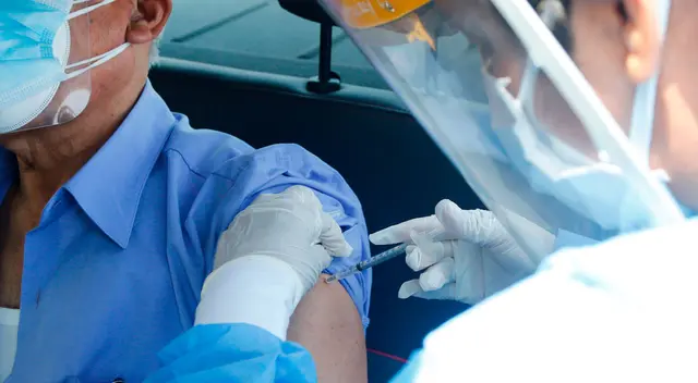 La Contraloría General también investiga las denuncias sobre las jeringas sin el contenido de la vacuna.