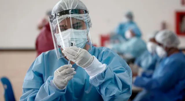 Enfermeros están obligador a mostrar la vacuna a adultos mayores.