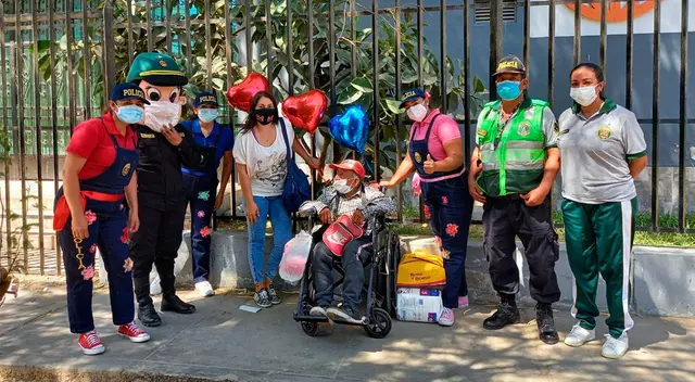 Alfredo, quien pide limosna en la calle, recibió sorpresa y ayuda de la PNP. Alfredo, quien pide limosna en la calle, recibió sorpresa y ayuda de la PNP.