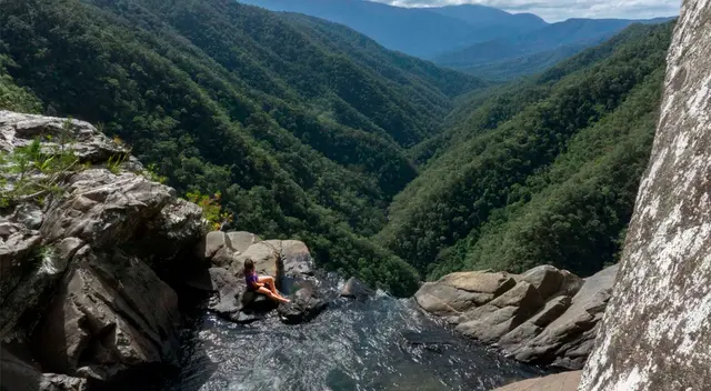 La mujer estaba cruzando las cataratas Windin en Cairns. La mujer estaba cruzando las cataratas Windin en Cairns.