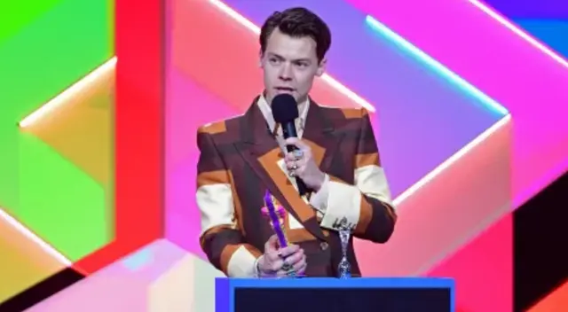 El británco Harry Styles logró llevarse el premio a mejor sencillo por su canción Watermelon Sugar, pero sus fans notaron su singular cambio en la voz.
