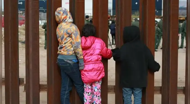 “Es desgarrador encontrar niños tan pequeños que se las arreglan solos en medio de la nada”, sostuvo Austin L. Skero II, agente de patrulla en jefe del sector de Del Rio, en un comunicado. “Es desgarrador encontrar niños tan pequeños que se las arreglan solos en medio de la nada”, sostuvo Austin L. Skero II, agente de patrulla en jefe del sector de Del Rio, en un comunicado.