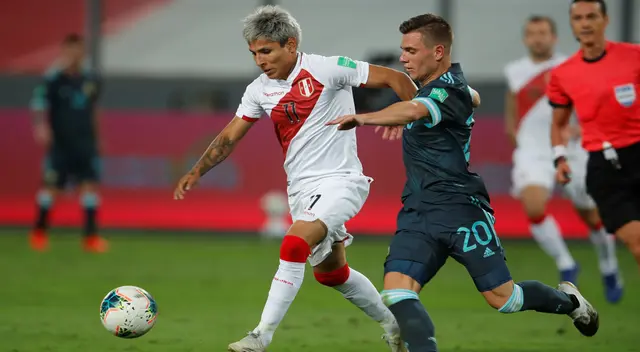 Raúl Ruidíaz, delantero de la selección peruana, captó la atención en redes sociales.