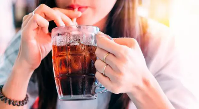 Beber gaseosa podría generar graves daños a los riñones, según EsSalud.