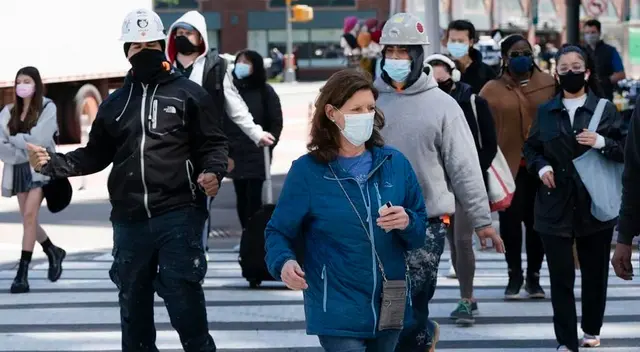 Las personas vacunadas ya no necesitarán usar mascarillas al aire libre.