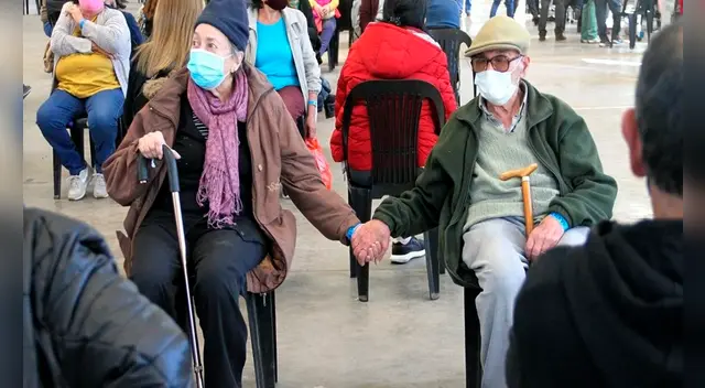 La pareja de adultos mayores esperaba su turno para ser inoculados contra el coronavirus. La pareja de adultos mayores esperaba su turno para ser inoculados contra el coronavirus.