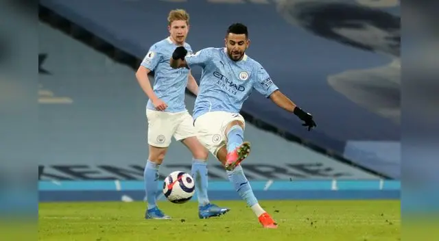 El argelino Mahrez gana elogios en City, pero recibe críticas en su país.