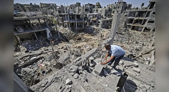 Los palestinos evalúan la destrucción causada por los ataques aéreos de Israel, en Beit Hanun, en el norte de la Franja de Gaza, el 14 de mayo de 2021. Los palestinos evalúan la destrucción causada por los ataques aéreos de Israel, en Beit Hanun, en el norte de la Franja de Gaza, el 14 de mayo de 2021.