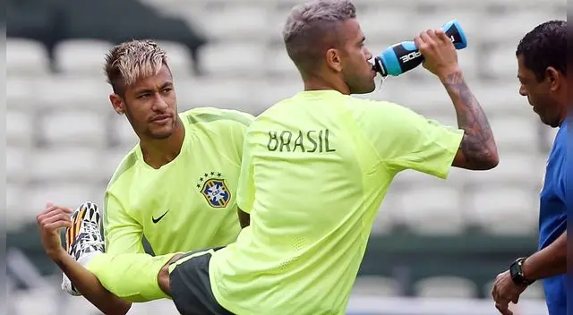 Neymar y  Dani Alves se vuelven a encontrar en la selección de Brasil