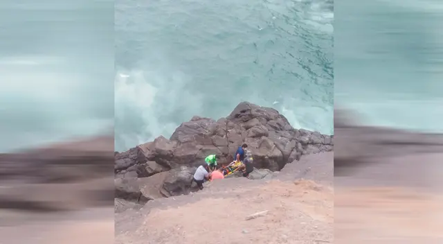 Estaban peleando y lo lanzó por el acantilado. Estaban peleando y lo lanzó por el acantilado.