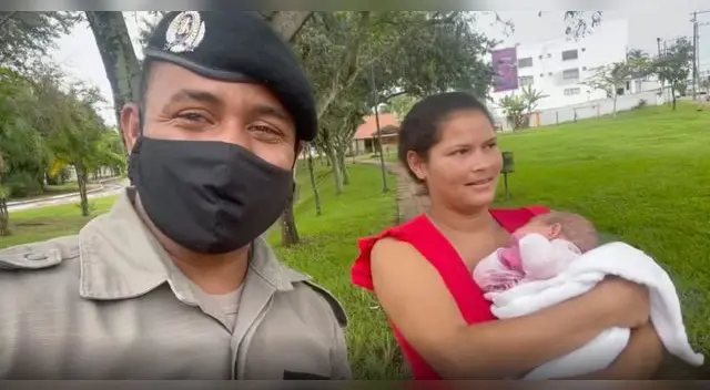 Conmovedora historia. La más feliz es su bebita, a quien le dieron una cochecito para que duerma.