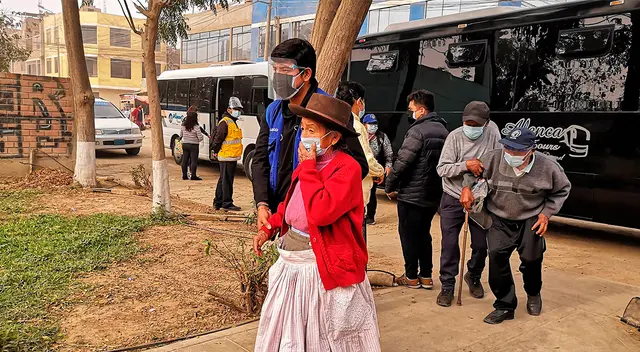 Abuelitos son trasladados en buses a centro de vacunación.