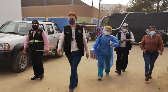 Abuelitos son trasladados en buses a centro de vacunación.