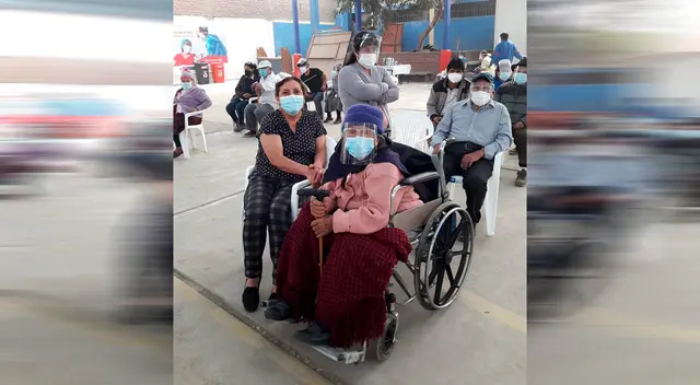 Abuelitos son trasladados en buses a centro de vacunación.