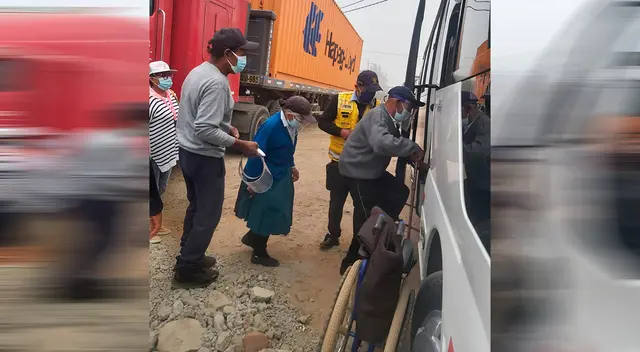 Abuelitos son trasladados en buses a centro de vacunación.