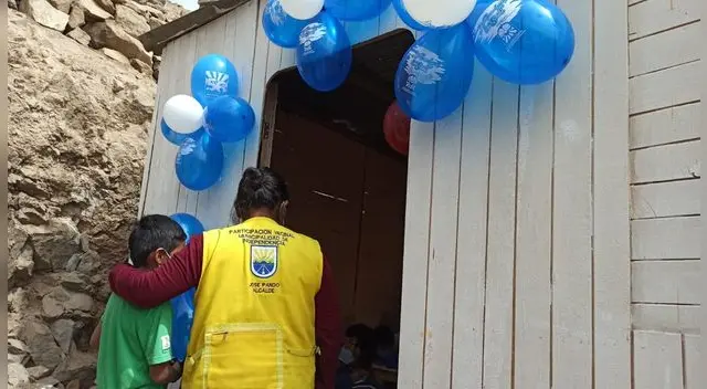 Vecinos implementan un aula educativa para que sus menores hijos puedan tener Internet. Vecinos implementan un aula educativa para que sus menores hijos puedan tener Internet.