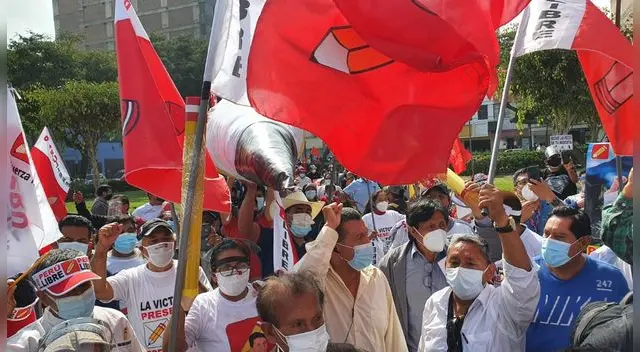 Simpatizantes de Pedro Castillo están a la espera a que llegue éste a Gamarra. Simpatizantes de Pedro Castillo están a la espera a que llegue éste a Gamarra.