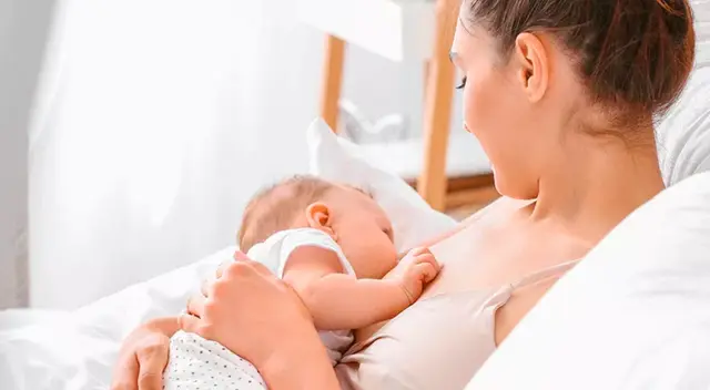 El contacto piel a piel facilita la lactancia.
