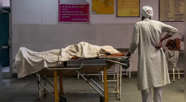 En la India los hospitales en la India lucen colapsados por la pandemia de coronavirus, así como crematorios y funerarios.