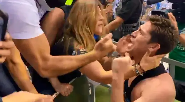 Santiago Ormeño buscó a su madre en las tribunas. Santiago Ormeño buscó a su madre en las tribunas.