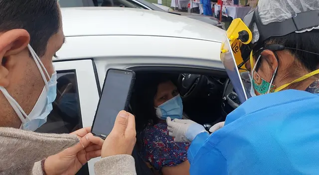 Familiares graban el proceso de vacunación luego que se registraran denuncias por jeringas vacías.