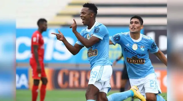 Avila se une a los festejos de Loyola por su gol marcado.