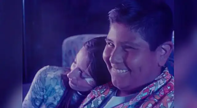 Niño del Oxxo reaparece como galán de videoclip
