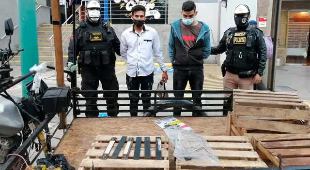 Sujetos estaban colocando "regletas" en cajero. Sujetos estaban colocando "regletas" en cajero.