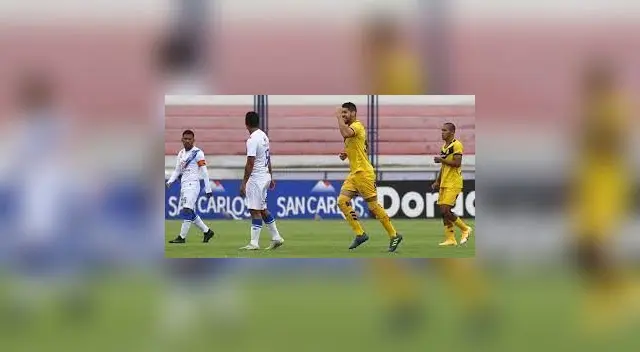 Leyes festeja el gol marcado al  Alianza Atlético.