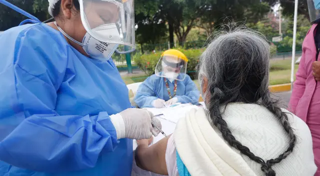 Vacunación COVID-19 a adultos mayores de 65 años Vacunación COVID-19 a adultos mayores de 65 años