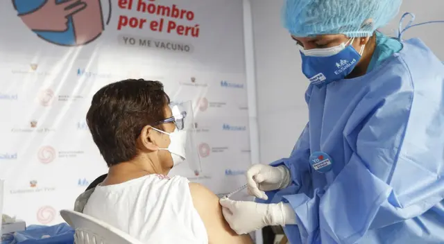 Una persona vacunada puede contraer la COVID-19, solo disminuirá la posibilidad de tener síntomas graves. ¡Sigue cuidándote! Una persona vacunada puede contraer la COVID-19, solo disminuirá la posibilidad de tener síntomas graves. ¡Sigue cuidándote!