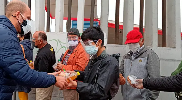 Personas mayores y familiares recibieron desayunos fuera de centros de vacunación. Personas mayores y familiares recibieron desayunos fuera de centros de vacunación.