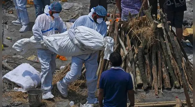 India rompe nuevo récord de fallecidos por COVID-19: registran 4.500 muertes en 24 horas.