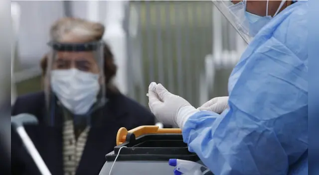 Adulta mayor asistió portando solo un carné de sanidad de 1954.