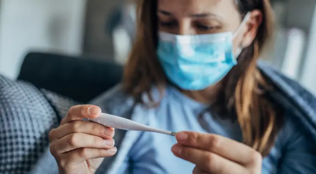 Los síntomas más comunes son fiebre, tos seca y cansancio.