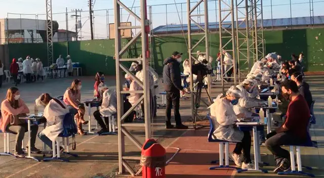 En imágenes, un gimnasio universitario fue uno de los centro de vacunación masiva contra el coronavirus en Botucatu . En imágenes, un gimnasio universitario fue uno de los centro de vacunación masiva contra el coronavirus en Botucatu .
