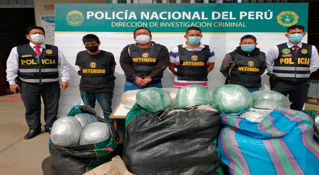 Los detenidos y la droga empaquetada que estaba camuflada entre tubérculos Los detenidos y la droga empaquetada que estaba camuflada entre tubérculos