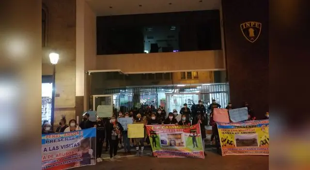 Plantón de familiares es para visitar a los reos en las cárceles peruanas.