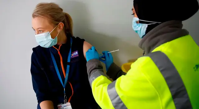 Las vacunas que se están evaluando incluyen las de Pfizer, AstraZeneca y Moderna, así como vacunas de Johnson & Johnson, Novavax, Valneva y CureVac, con las que el gobierno británico tiene futuros acuerdos. Las vacunas que se están evaluando incluyen las de Pfizer, AstraZeneca y Moderna, así como vacunas de Johnson & Johnson, Novavax, Valneva y CureVac, con las que el gobierno británico tiene futuros acuerdos.