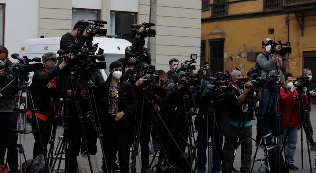 Médicos de comunicación son atacados por simpatizantes de Pedro Castillo.