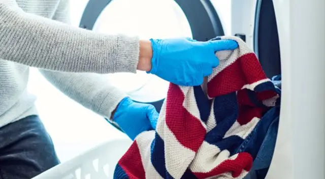 Desinfecta las superficies y ventila las habitaciones de tu hogar.