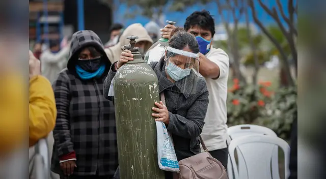 El Minsa recomienda la distancia social, uso de mascarilla y protector facial.