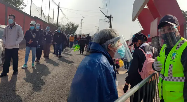 Aglomeración se personas se vivió el primer día de vacunación a mayores de 65 años. Aglomeración se personas se vivió el primer día de vacunación a mayores de 65 años.