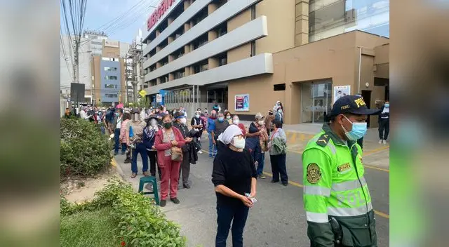 Personas hacen largas colas desde tempranas horas de la mañana de hoy.